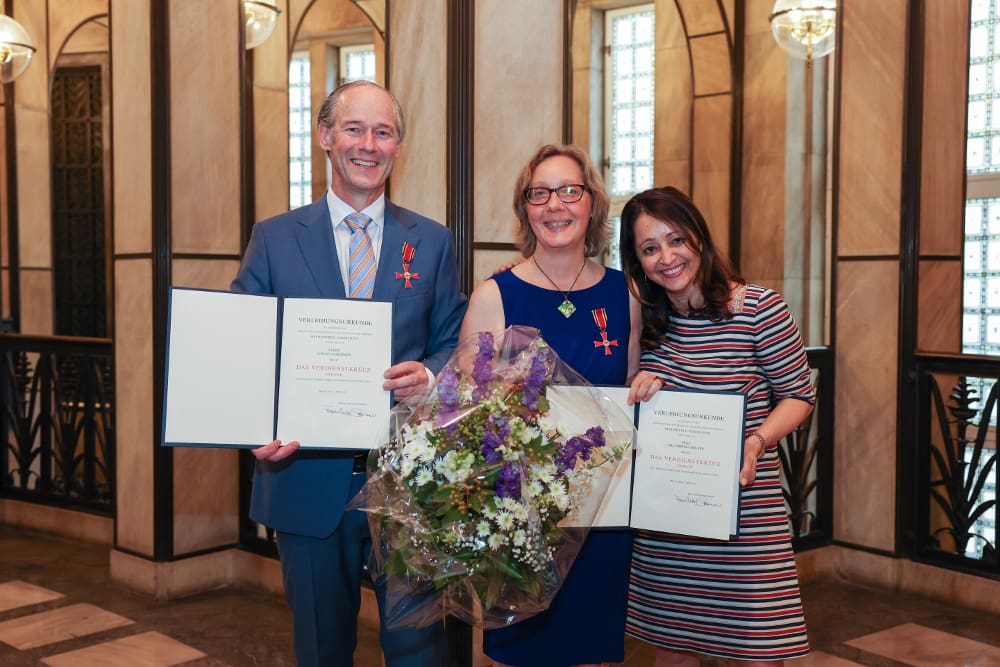 Bundesverdienstkreuz für Corinna Hölzer und Cornelis Hemmer