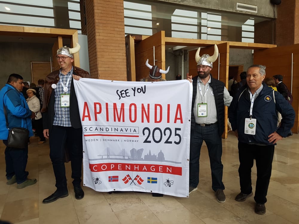 Werbung für die Apimondia 2025 bei der Apimondia in Chile